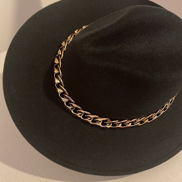Black Fendora Hat with Chain - Picture 5 of 7